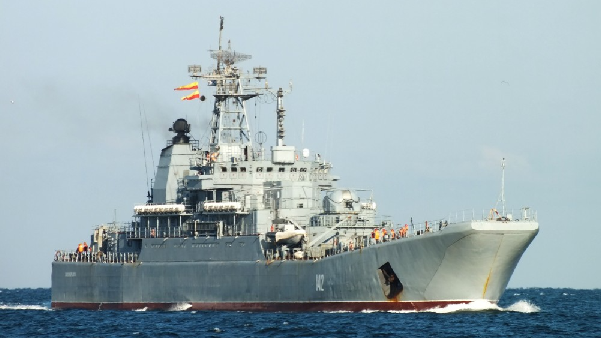 Для учений в Черном море Россия перебрасывает в оккупированный Крым три десантных корабля